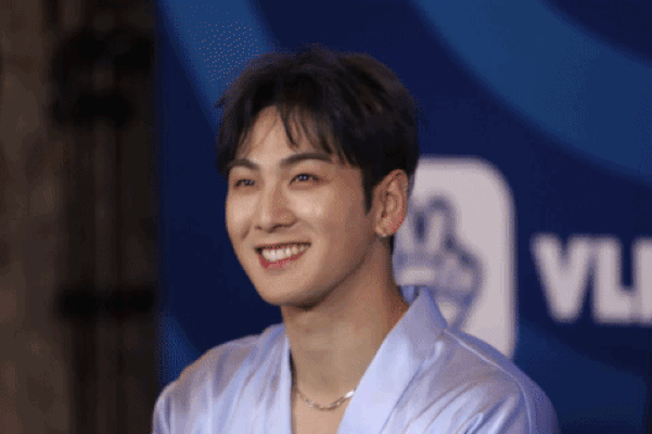 Hơn 2000 fan đội mưa đón NU’EST lần đầu đến Việt Nam