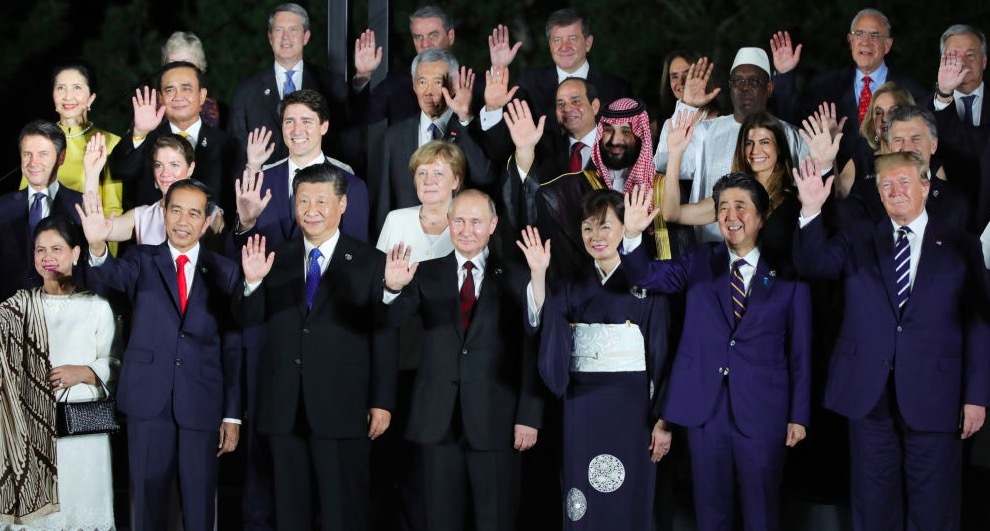 Putin lộ 'bảo bối', lãnh đạo ba nước đấm tay