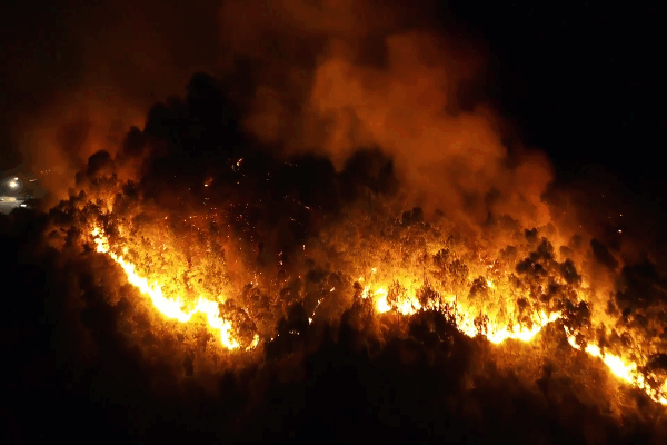 Cháy rừng lớn nhất Hà Tĩnh, núi Hồng Lĩnh rực lửa nhìn từ flycam