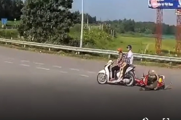 Tạt đầu người khác trước mũi ôtô rồi thản nhiên đi tiếp