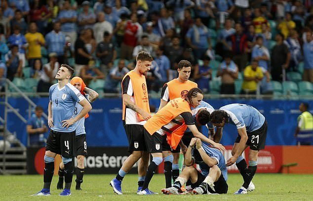 Suarez đá hỏng 11m, Uruguay mất vé bán kết Copa vì VAR