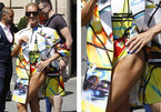 51 tuổi, Celine Dion tự tin mặc đồ như bikini dạo phố Paris