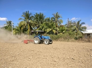 Ninh Thuan uses laser land levellers to reduce water runoff on rice fields