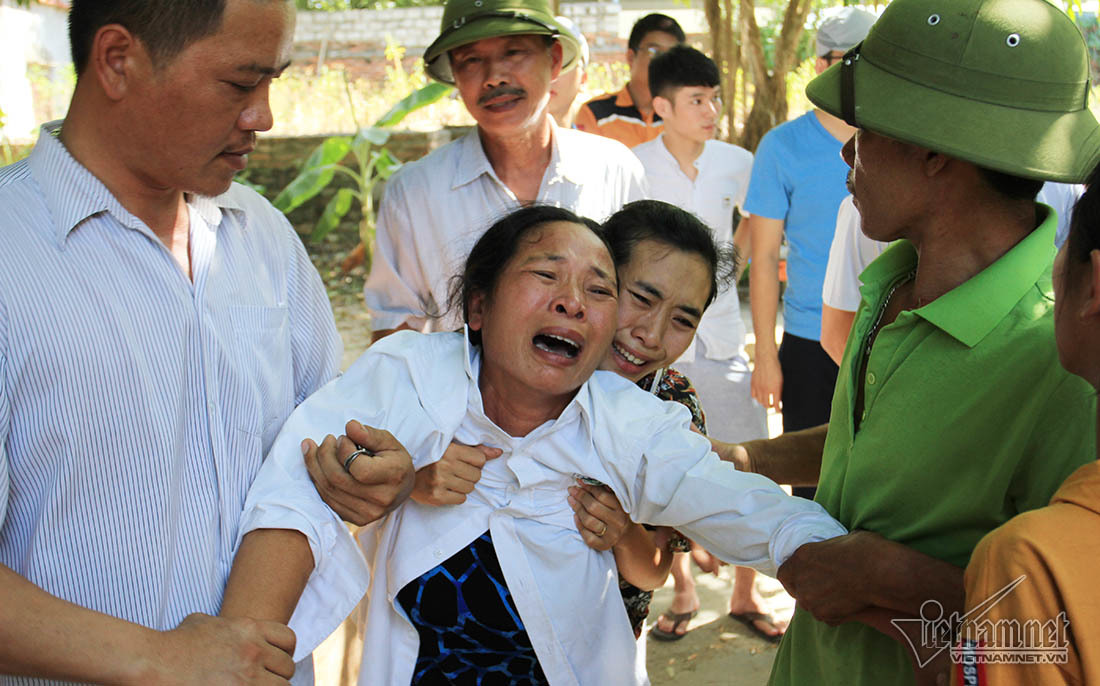 Người thân khóc ngất gọi tên chồng, con vụ chìm tàu ở Bạch Long Vĩ
