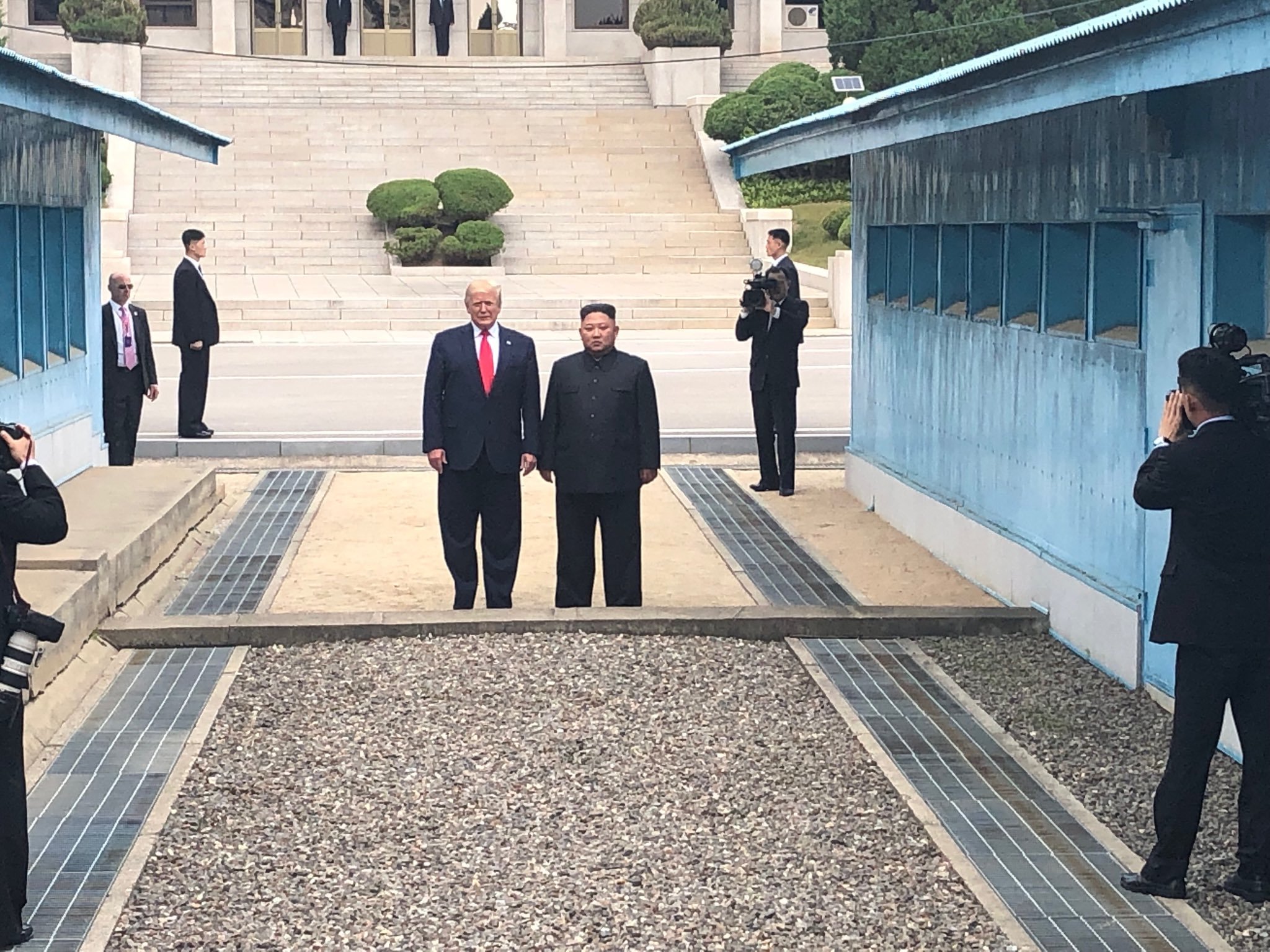 'Thời khắc lịch sử' ông Trump bước sang đất Triều Tiên gặp Kim Jong Un