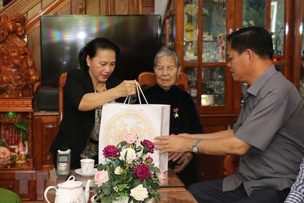 Chủ tịch Quốc hội thăm mẹ Việt Nam anh hùng ở tỉnh Phú Yên