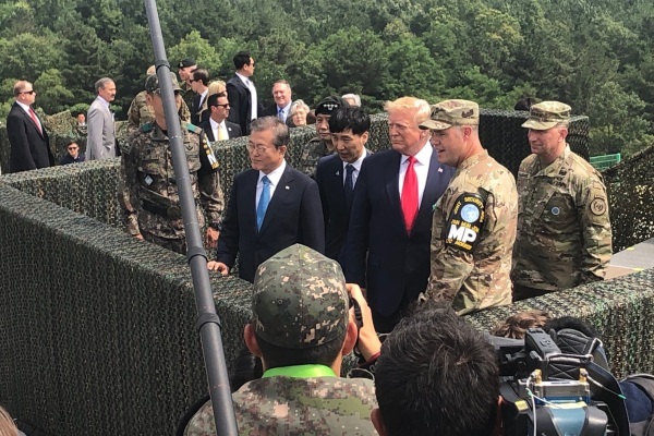 Ông Trump làm gì trong lúc chờ Kim Jong Un?
