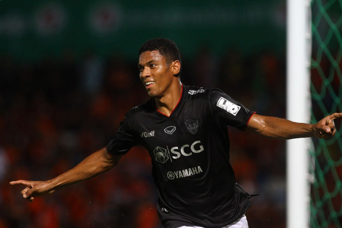 Đặng Văn Lâm xuất sắc, Muangthong lấy 3 điểm sân khách