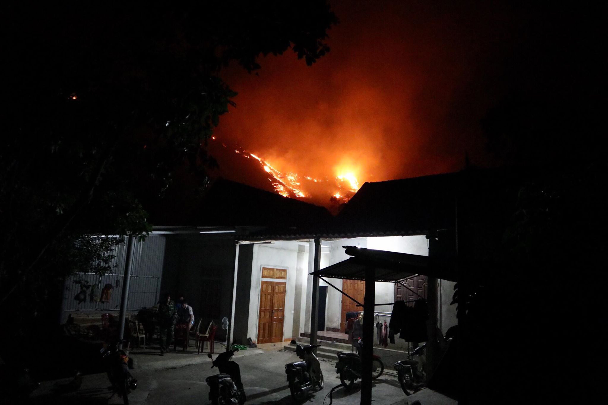 Cháy rừng Nghệ An lan sang Hà Tĩnh, lửa bén ngay sau lưng nhà dân