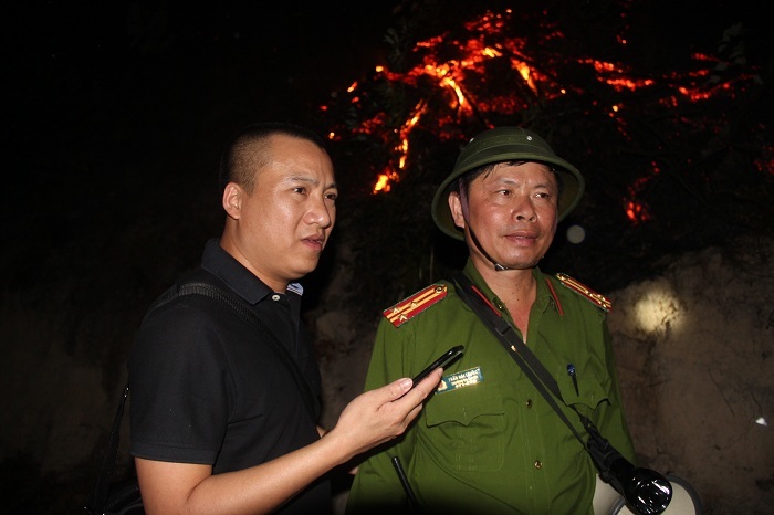 Cháy rừng Nghệ An lan sang Hà Tĩnh, lửa bén ngay sau lưng nhà dân