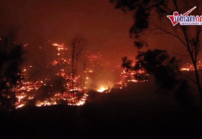 Cháy rừng Nghệ An lan sang Hà Tĩnh, lửa bén ngay sau lưng nhà dân