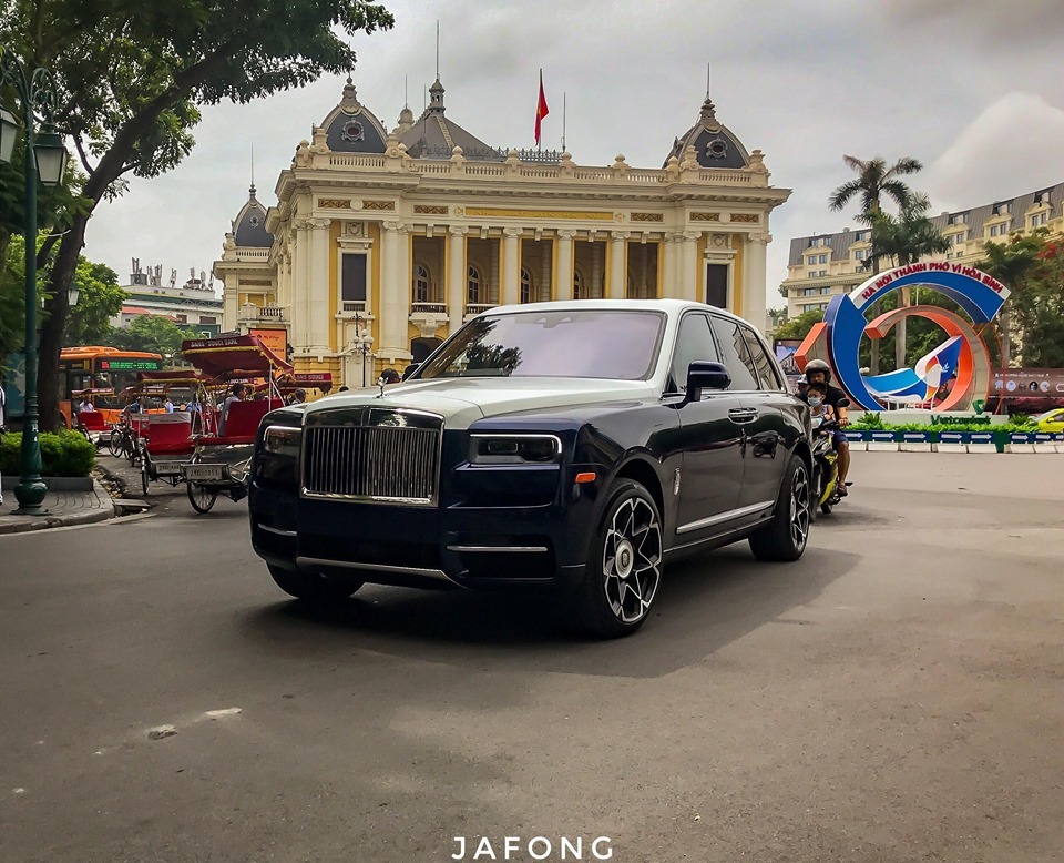 Rolls-Royce Cullinan đầu tiên về Việt Nam có màu áo mới cực chất