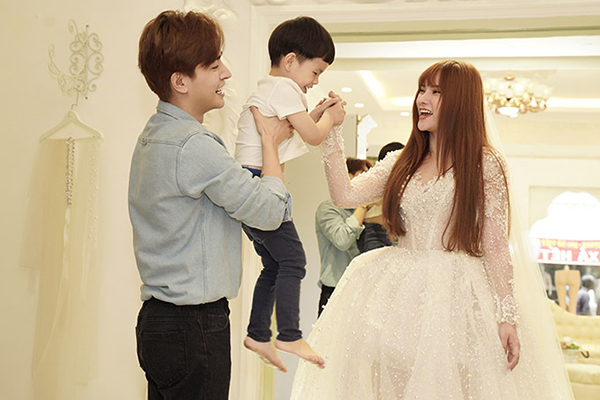 Thu Thủy cùng bạn trai kém 10 tuổi và con trai đi thử váy cưới