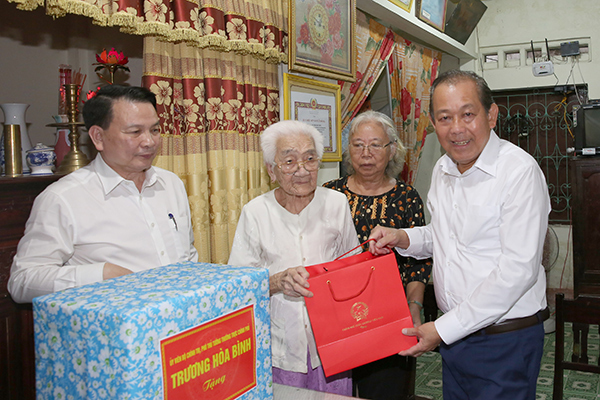 Phó Thủ tướng thường trực thăm đối tượng chính sách tỉnh Quảng Bình
