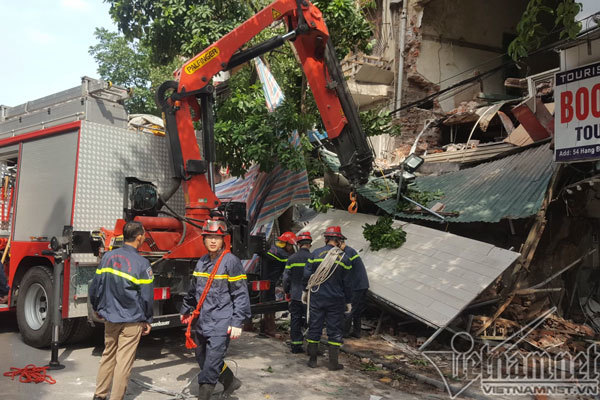 Sập nhà trên phố Hàng Bông, Hà Nội