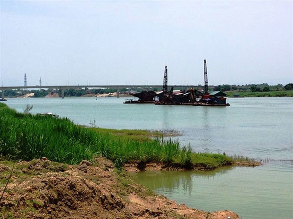 Hanoi's effort to eliminate illegal sand depots