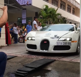 Bugatti Veyron 50 tỷ của Đặng Lê Nguyên Vũ chật vật qua cổng thư viện