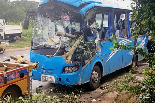 Xe khách chở 26 người họ hàng vò nát xe máy rồi lao gốc cây