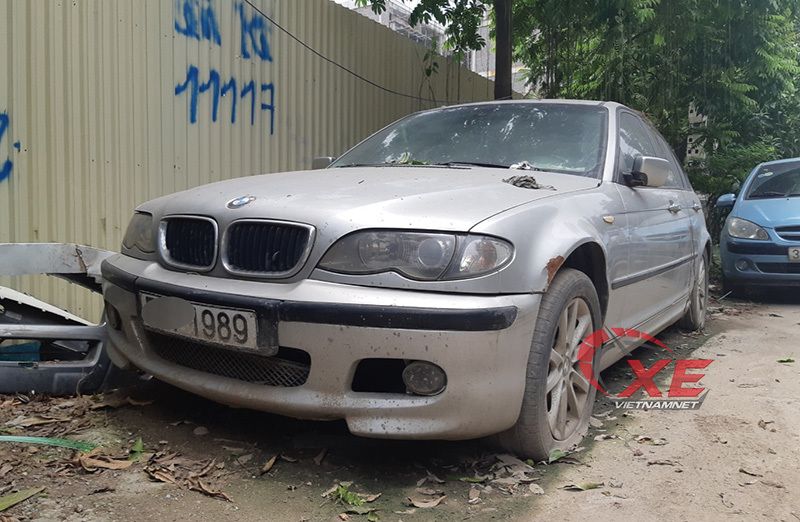 Hà Nội: BMW bị vứt xó bốc mùi khai thối đã được chuyển đi