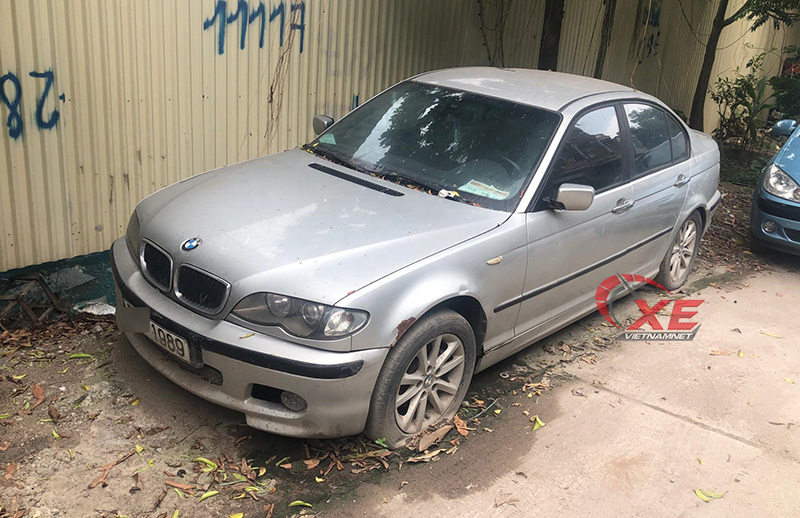 Hà Nội: Vứt xó 8 tháng, BMW bốc mùi khai thối