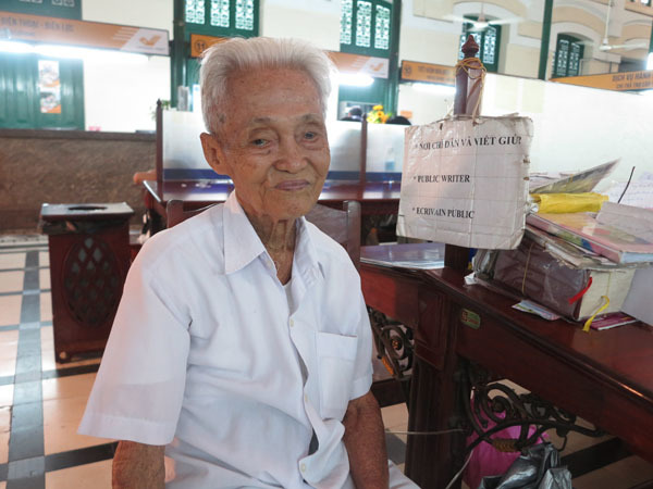 Gặp người viết thư tình xuyên thế kỷ ở Bưu điện Sài Gòn
