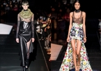 Người mẫu hở ngực sải bước ở Tuần lễ Thời trang Paris