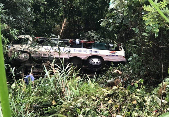 Two dead, 17 injured in Quang Ninh coach accident