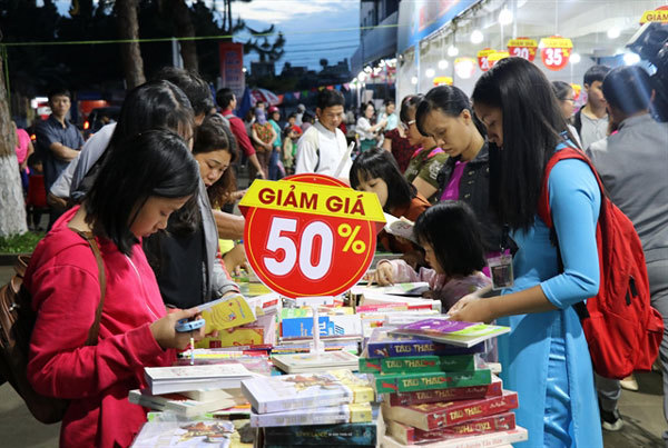 Stricter punishment, higher awareness key to the fight against counterfeit books: experts