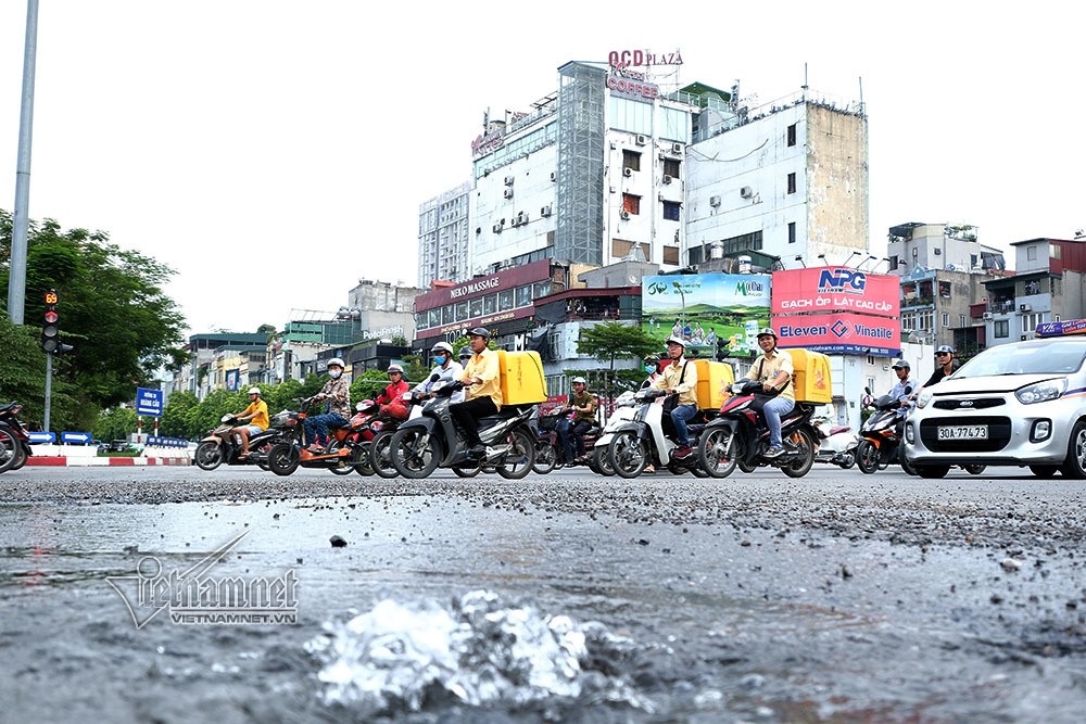 Vỡ ống nước ở ngã 6 Hà Nội, nước chảy lênh láng dọc phố