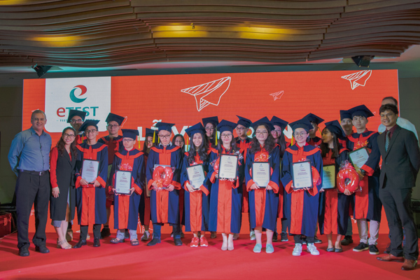Trung tâm Tiếng Anh ETEST trao thưởng cho học viên đạt học bổng du học
