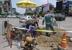 Công nhân đội nắng vá đường ống nước giữa ngã 6 Hà Nội