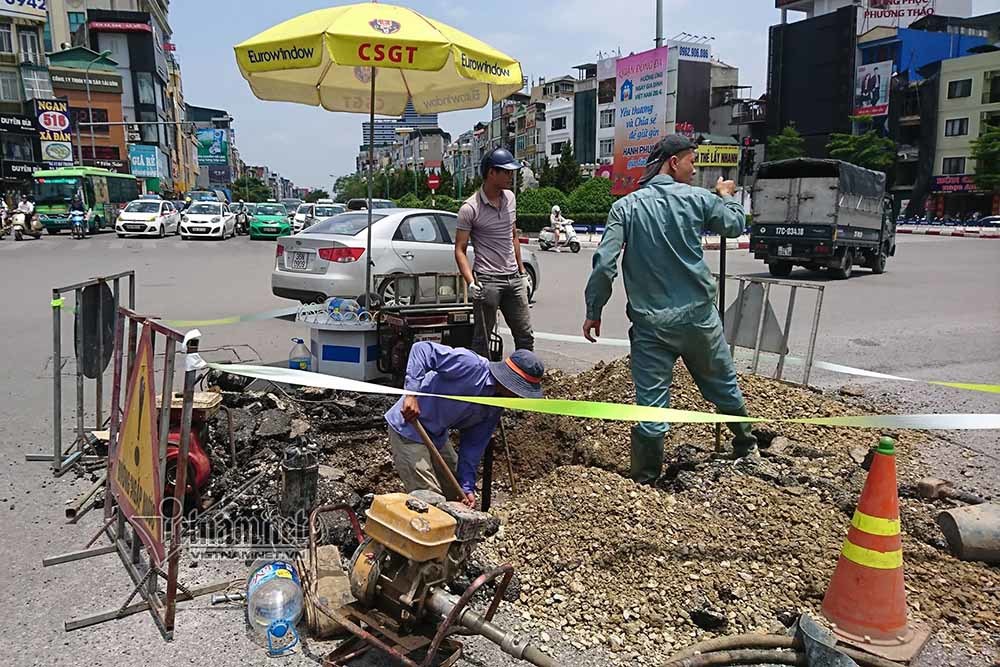 Công nhân đội nắng vá đường ống nước giữa ngã 6 Hà Nội