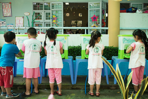 Mẹo hay giúp con rửa tay của các mẹ showbiz Việt