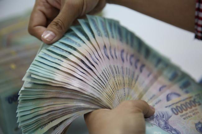 Vietnam loosens bank savings rules for foreigners