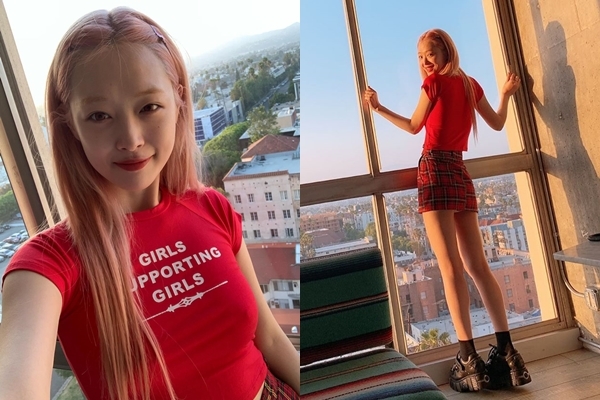 Sulli hớ hênh vì mặc váy quá ngắn