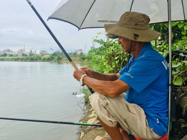 Giữa hồ rộng 7 ha, đàn ông Sài Gòn say sưa bắt cá