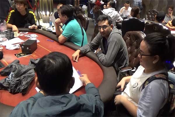 Phá sòng Poker cực lớn ở khu nhà giàu Sài Gòn