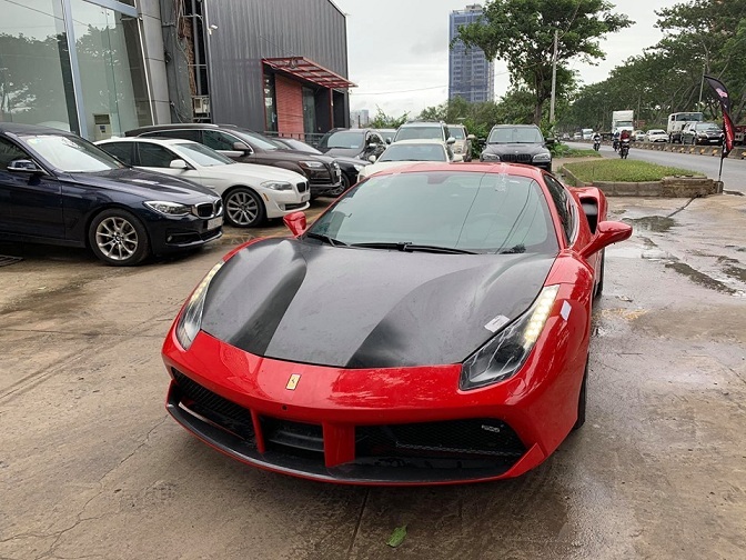 Tuấn Hưng ví ngựa đỏ Ferrari là biểu tượng 