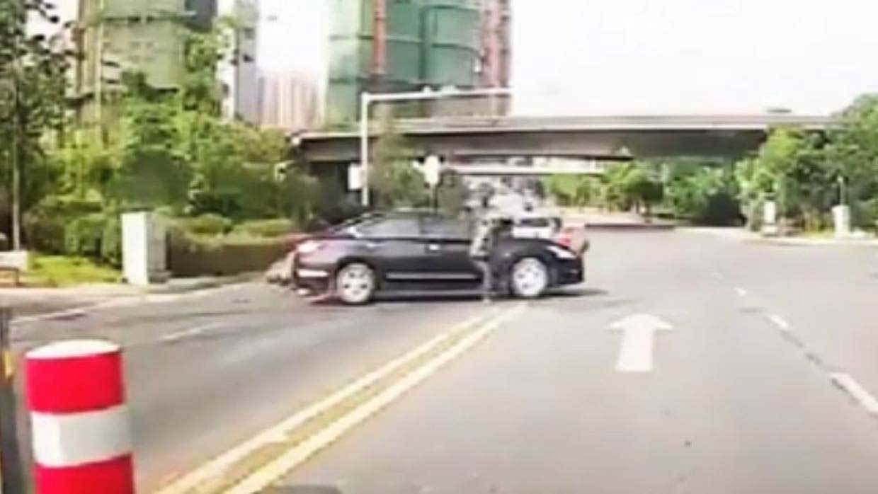 Đâm trúng ô tô, tài xế may mắn đáp đất bằng hai chân