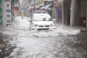 Phố Hà Nội ngập nước cuồn cuộn, xế hộp băng băng rẽ sóng