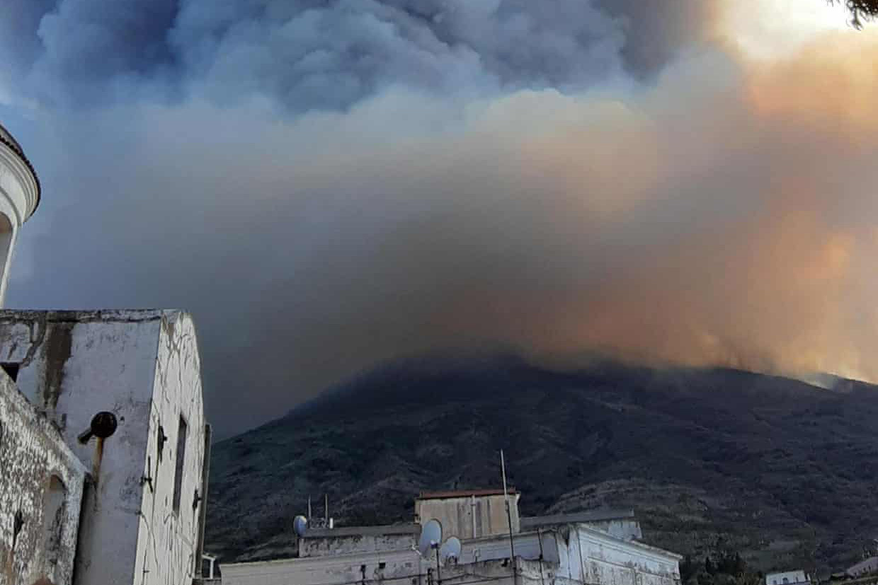 Núi lửa phun trào dữ dội trên đảo Italia