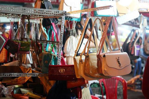 Khám xét 'hàng LV, Chanel' bán theo cân tại chợ Ninh Hiệp