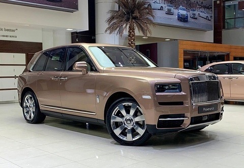 Rolls Royce Cullinan xuất hiện ấn tượng với màu ngoại thất Petra Gold