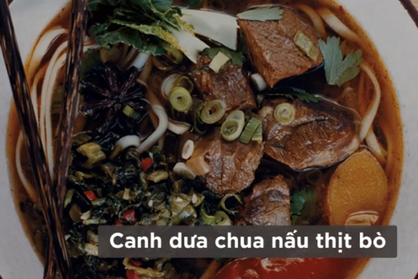 Ngày mát, đãi gia đình canh dưa chua nấu bắp bò nóng hổi