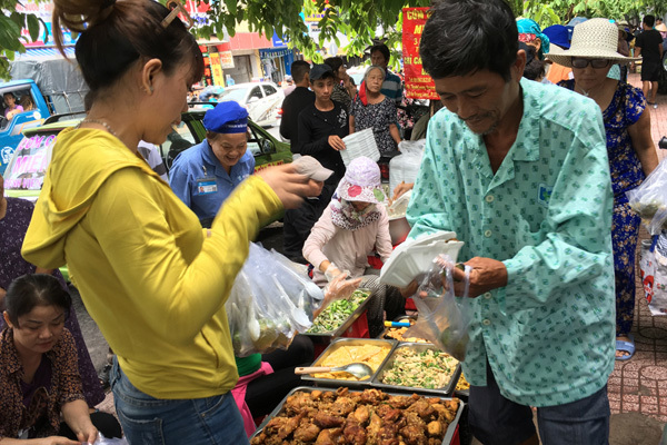 Người đàn ông 6 năm đến phát cơm, phát tiền ở bệnh viện Ung Bướu