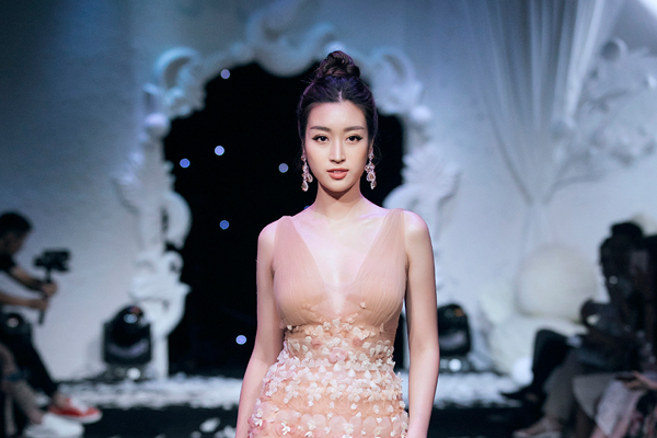 Hoa hậu Mỹ Linh xuất hiện rạng rỡ sau khi lộ ảnh hôn em trai BTV Ngọc Trinh