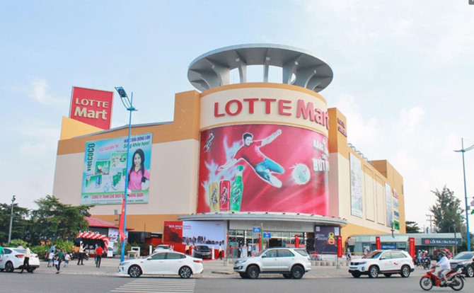 How are foreign retail giants performing in Vietnam?