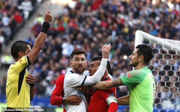 Quay chậm tình huống khiến Messi bị thẻ đỏ