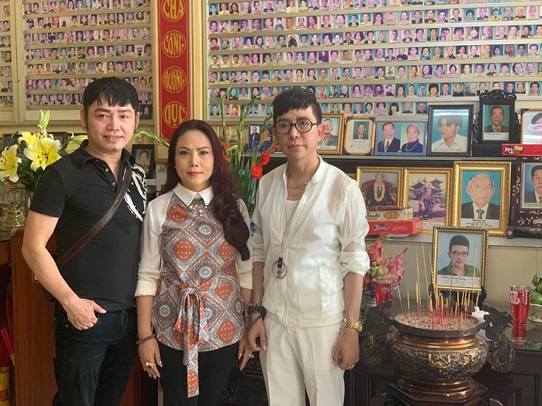 Long Nhật và vợ nghẹn ngào làm lễ 49 ngày mất cho Vương Bảo Tuấn