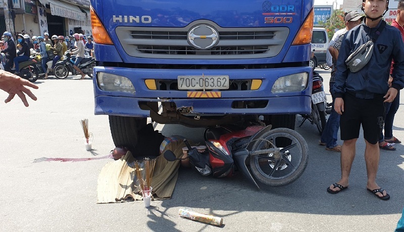 Tai nạn liên tiếp, 2 phụ nữ chết thảm dưới bánh xe tải ở Bình Dương